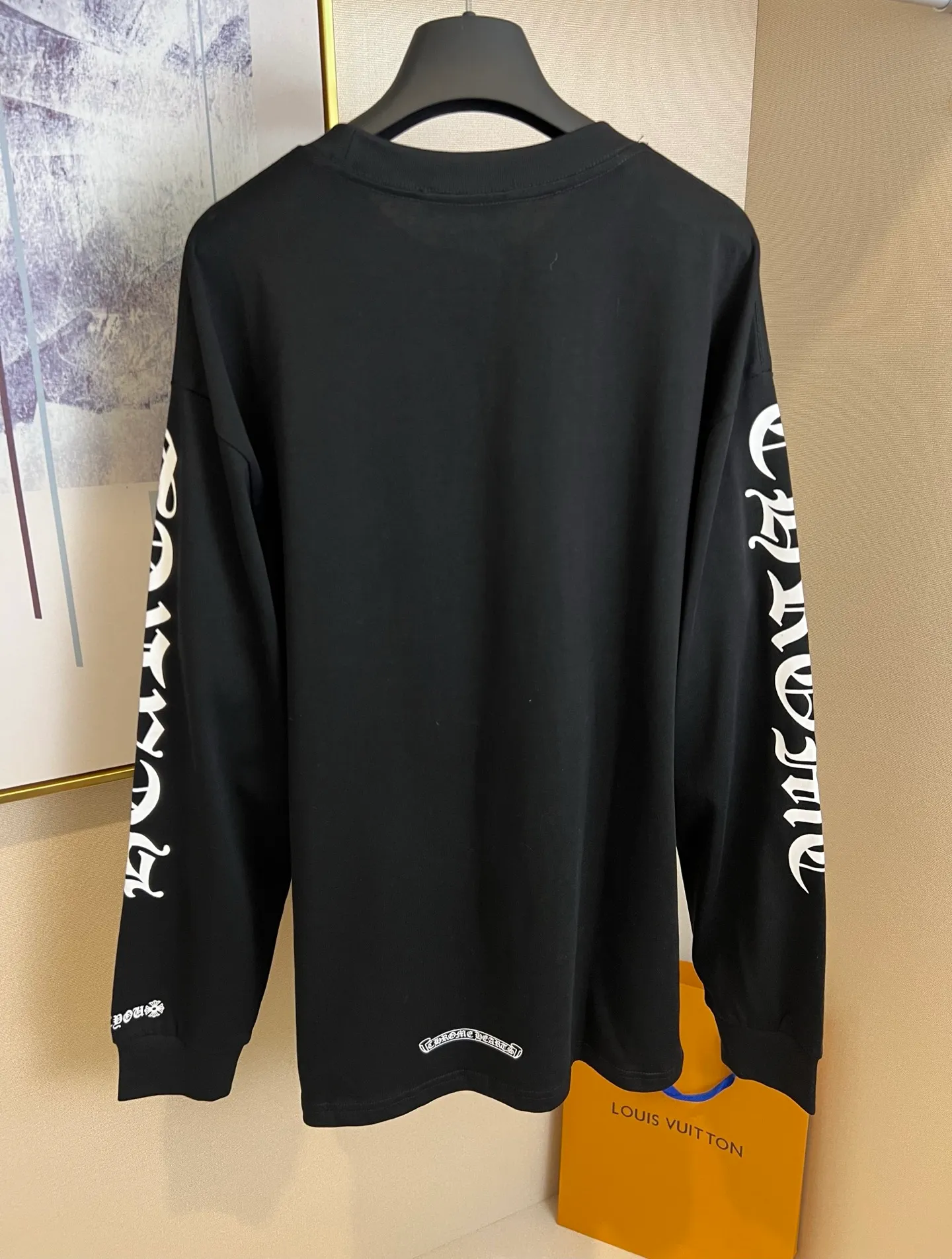 P220 Size: S/M/L/XL Black/White Unisex Chrome Hearts black arm collar Sanskrit long-sleeved T-shirt, simple and classic, highly recommended for inner wear. The material is very skin-friendly and a super good-looking T-shirt. It is perfect whether worn as inner wear or alone. The printed neckline design is full of personality ~ ⚠️Washing method: Dry clean or fast machine wash in cold water on the inside out and dry naturally! Avoid soaking in warm water
